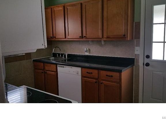 4th image of 629 Waller Ave