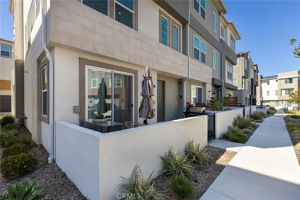 4 bed, 2056 sqft, $4,800 — Photo 1