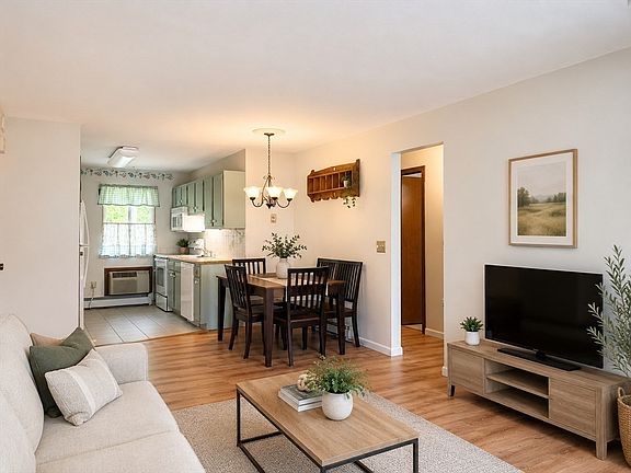 4th image of 82 S Maple St APT 38