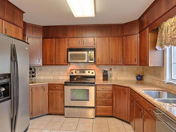 4th image of 904 Cypress Ln