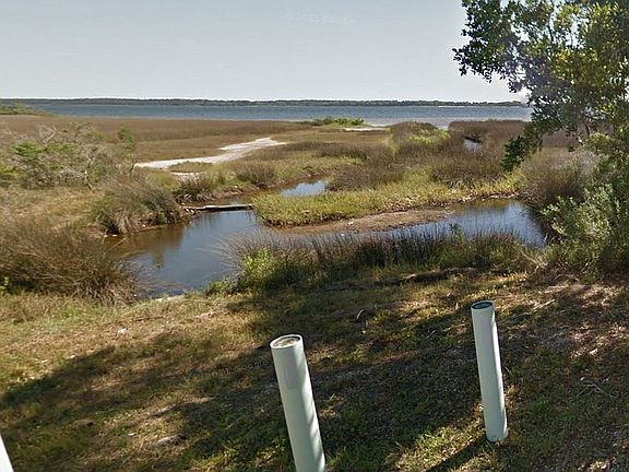 Trail to beach at street end