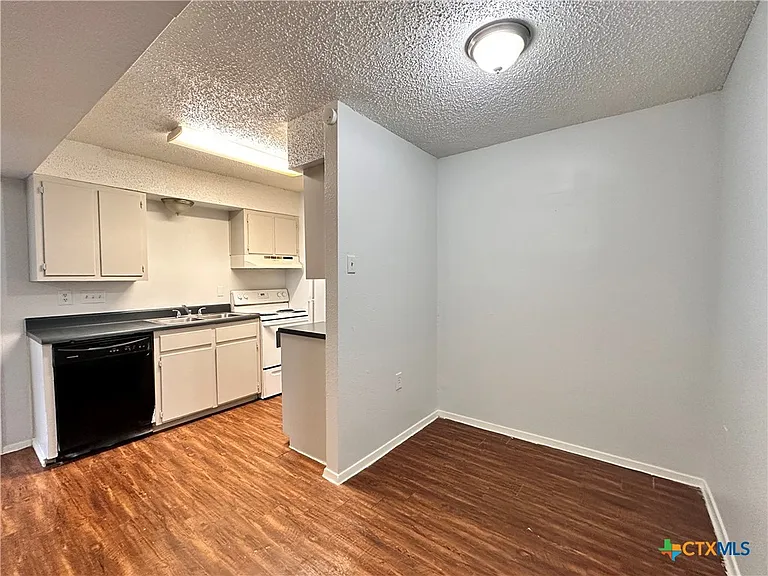 1706 N Interstate Highway 35 #11 — Photo 5