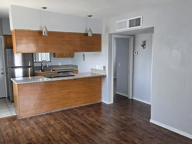 1807 E Hedrick Dr — Photo 4