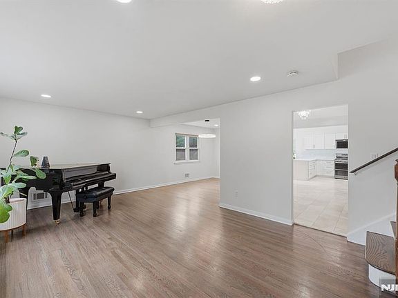 5th image of 92 Blanch Ave