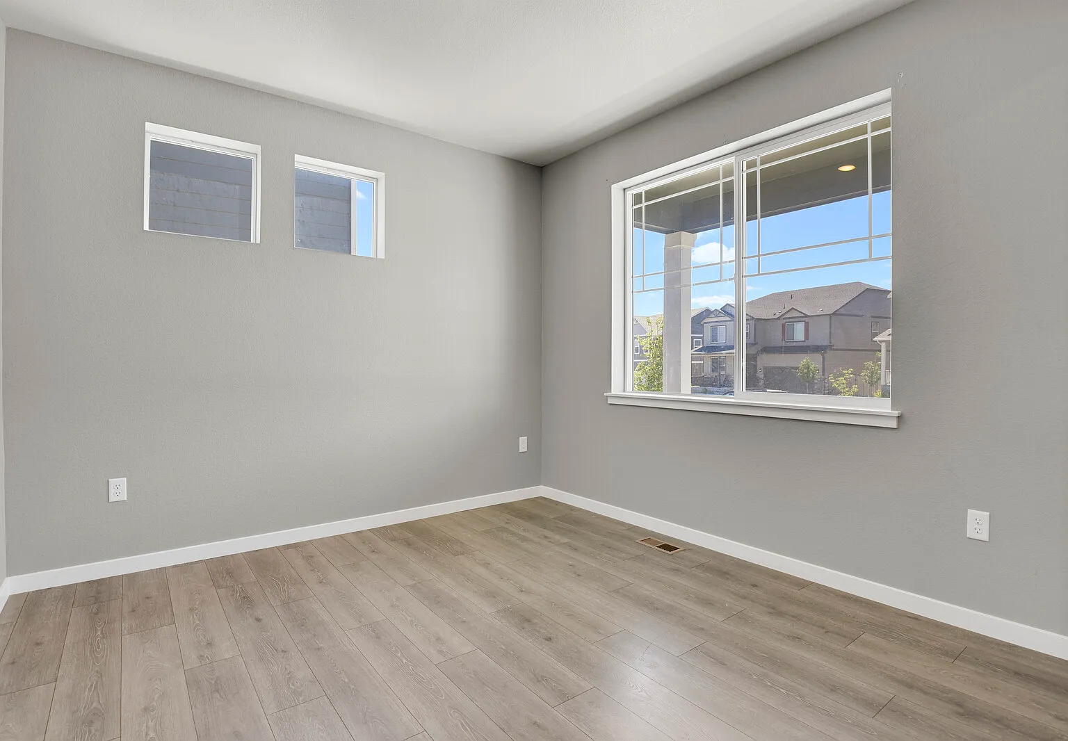 5 bed, 3761 sqft, $3,200 — Photo 4