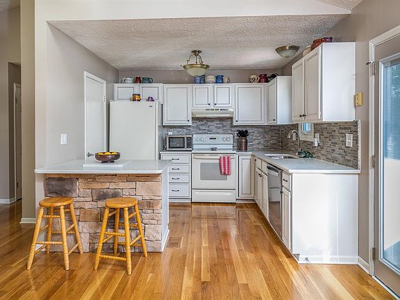 4th image of 3712 Forest Green Dr