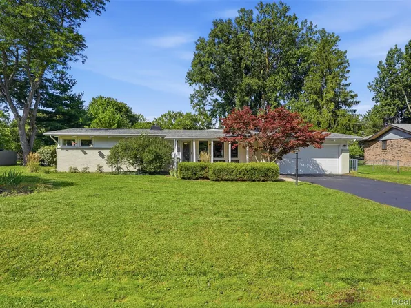 2644 Saint Joseph St, West Bloomfield, MI 48324