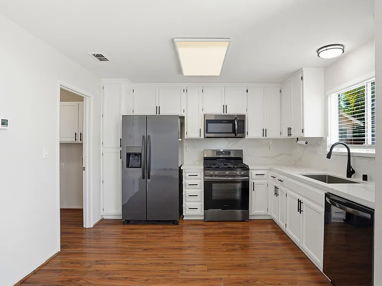 419 Pioneer Ave — Photo 9