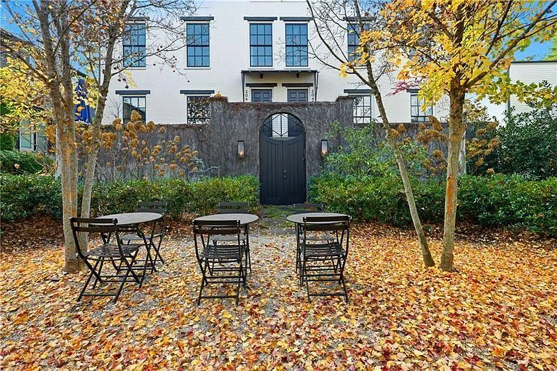 3 bed, 3.5 bath, 2421 sqft, $7,000 — Photo 1
