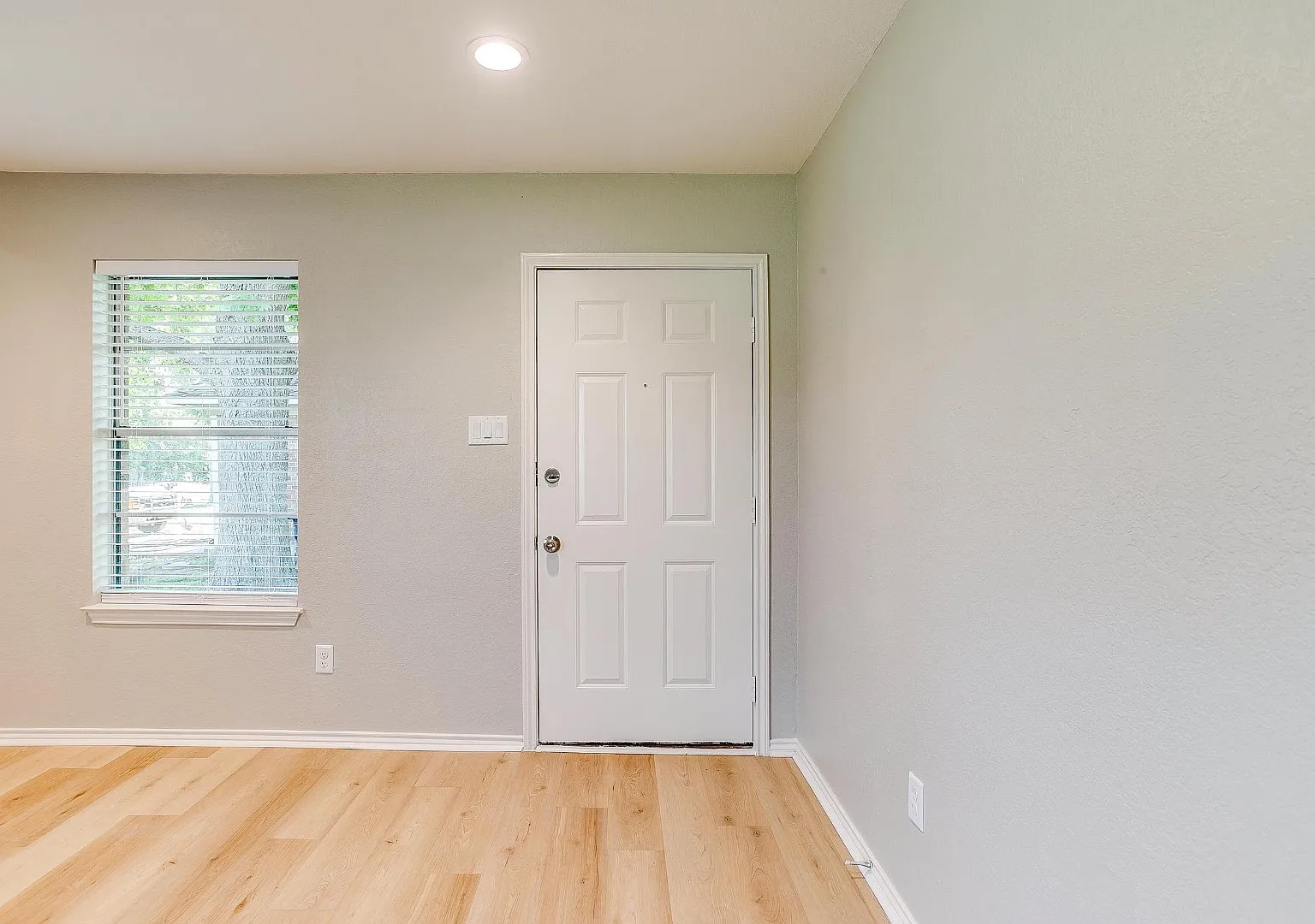 101 W Eldred St - B — Photo 4