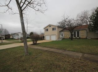 318 Surrey Ln, Bloomingdale, IL