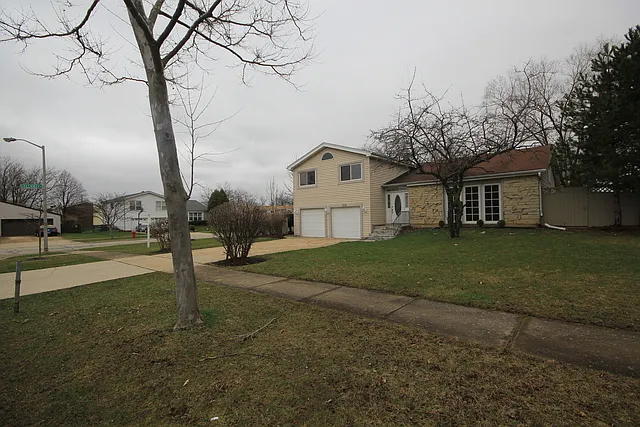 318 Surrey Ln photo 1
