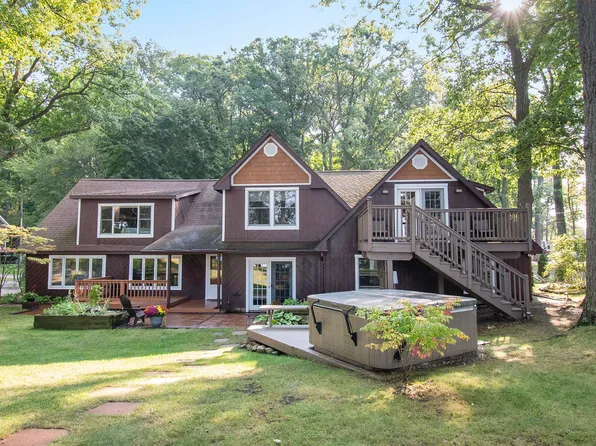 9245 Lakeview Dr, Pinckney, MI 48169