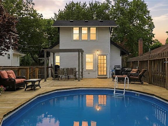 3rd image of 5827 Holmes St