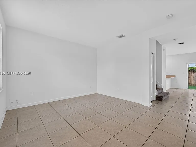 1586 SE 27th Ter #1586 — Photo 5