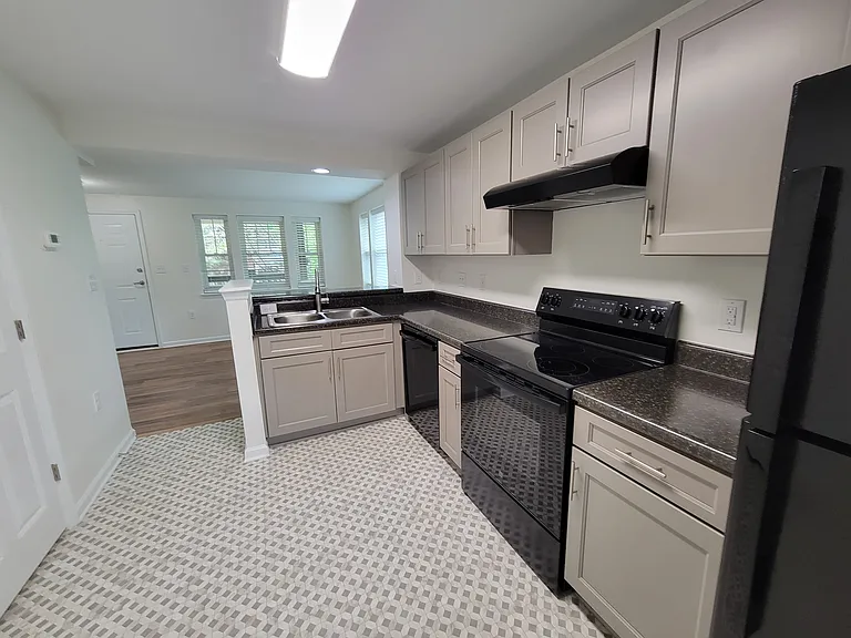 555 E 8th St #1 — Photo 5