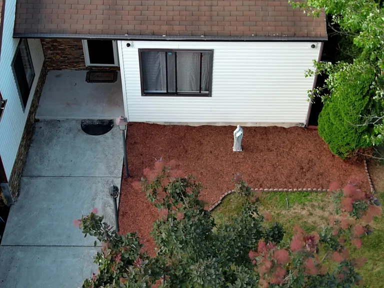 418 Bridge St — Photo 1