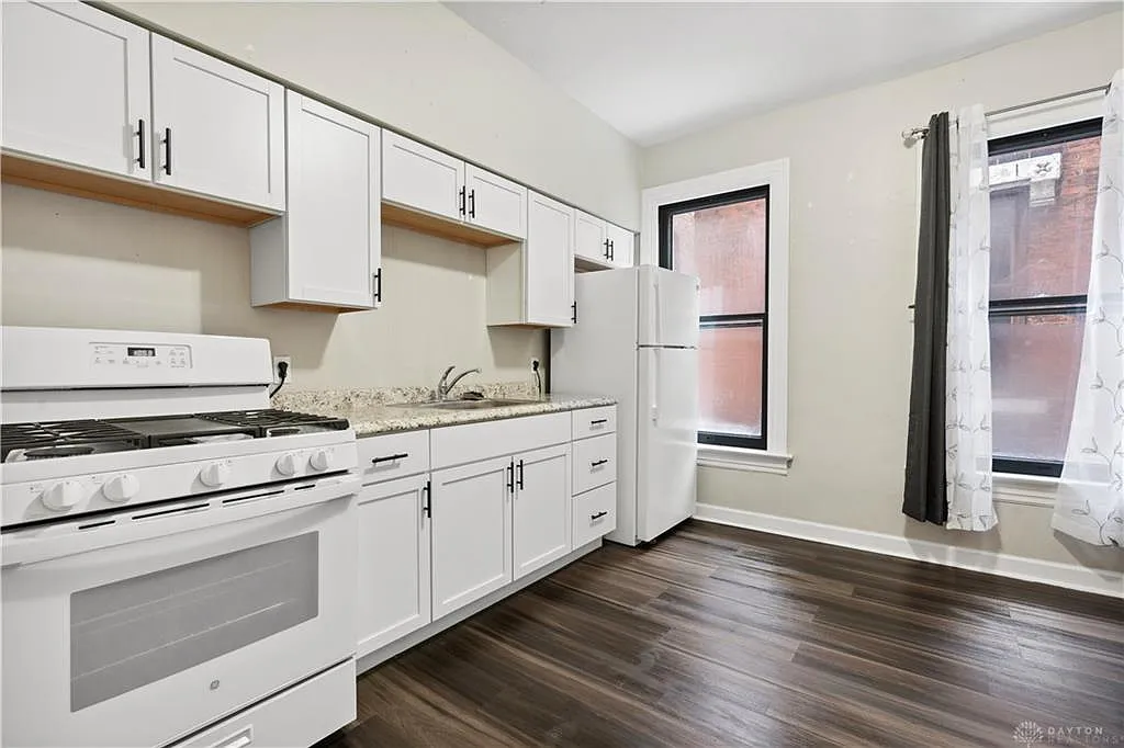 1 bed, 1.0 bath, 11678 sqft, $1,225 — Photo 2