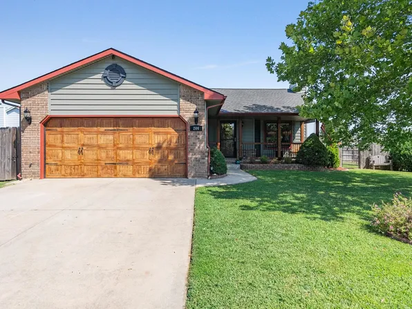 206 E Country Walk Ln, Mulvane, KS 67110