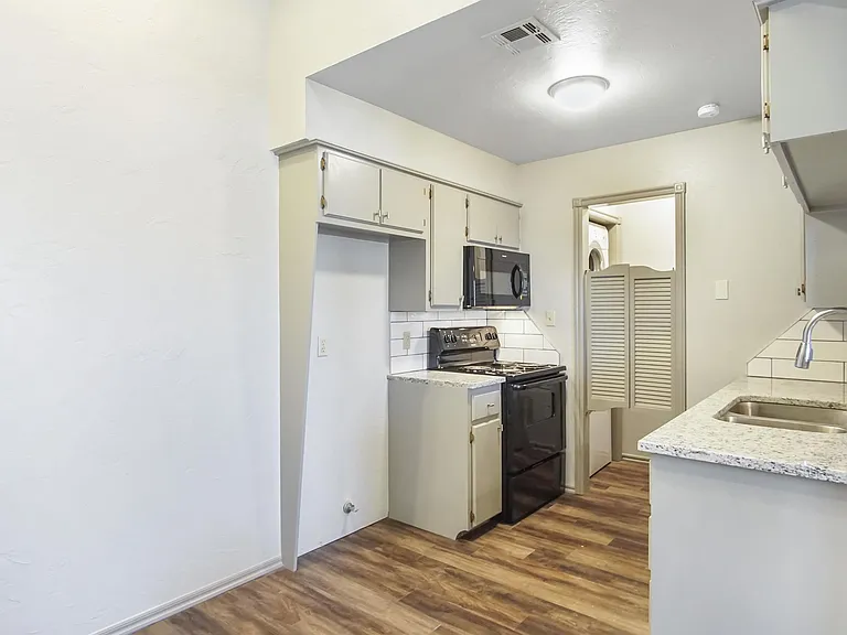 1000 Rambling Oaks Dr #6 — Photo 6
