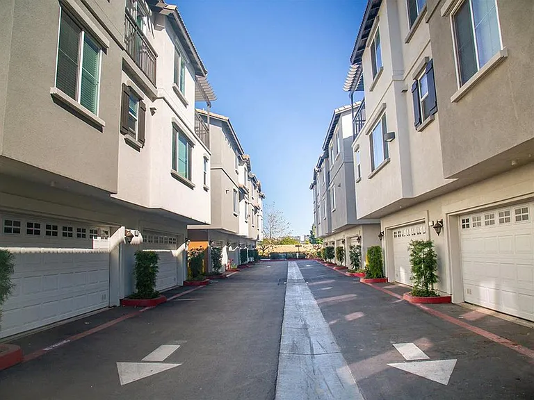 Tustin Cottages — Photo 13