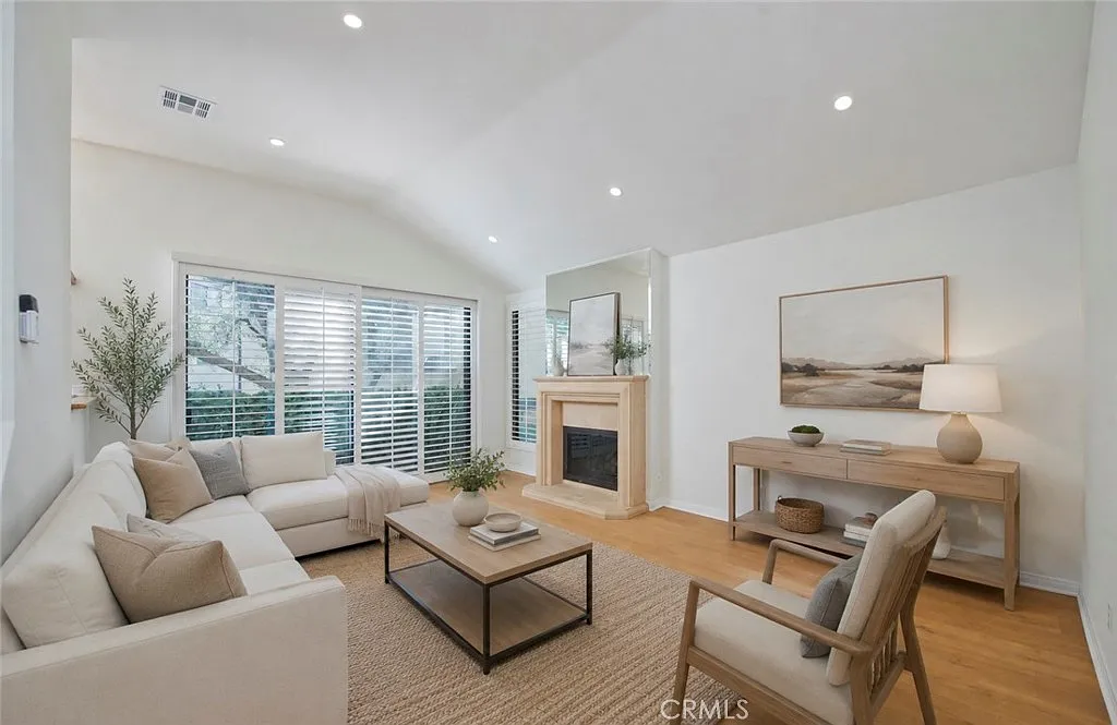 3 bed, 2.5 bath, 1780 sqft, $4,900 — Photo 2