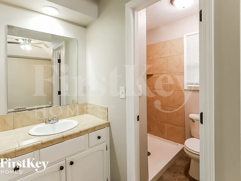 5905 NW Whispering Oaks Ln — Photo 12