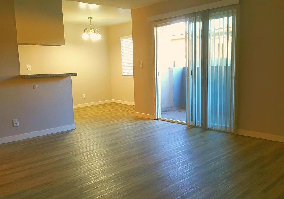 Open floor plan family, dining w/breakfast bar view