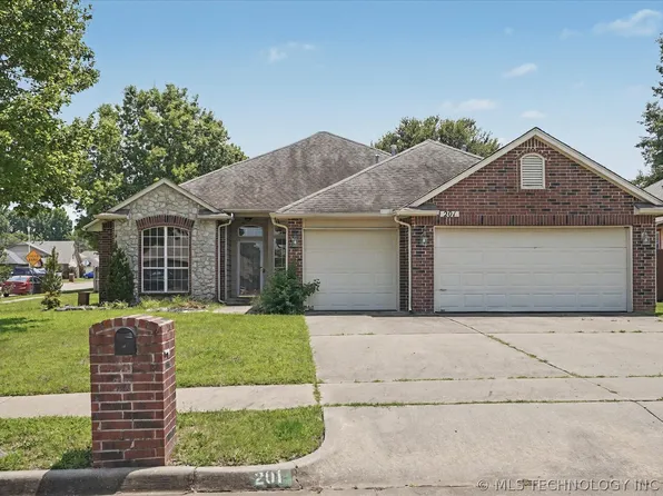 201 W Charleston Pl, Broken Arrow, OK 74011