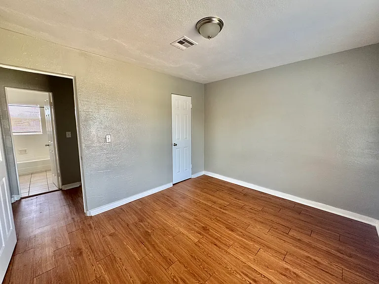 2034 NW 25th St #8 — Photo 11