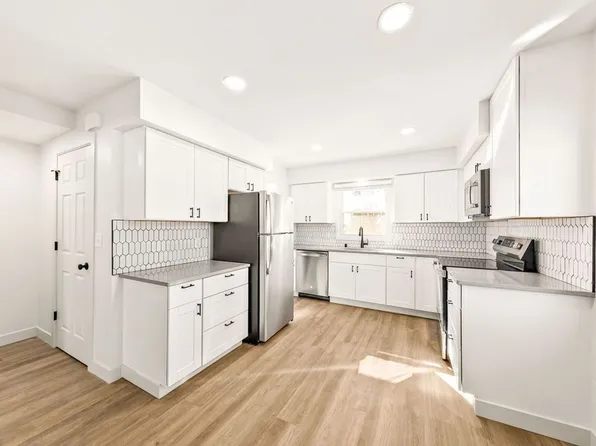 215-217 Pembroke Way (Townhouse), 215-217 Pembroke Way, Wales, WI 53183