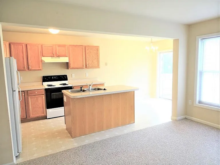 103 Pepperton Ct — Photo 5
