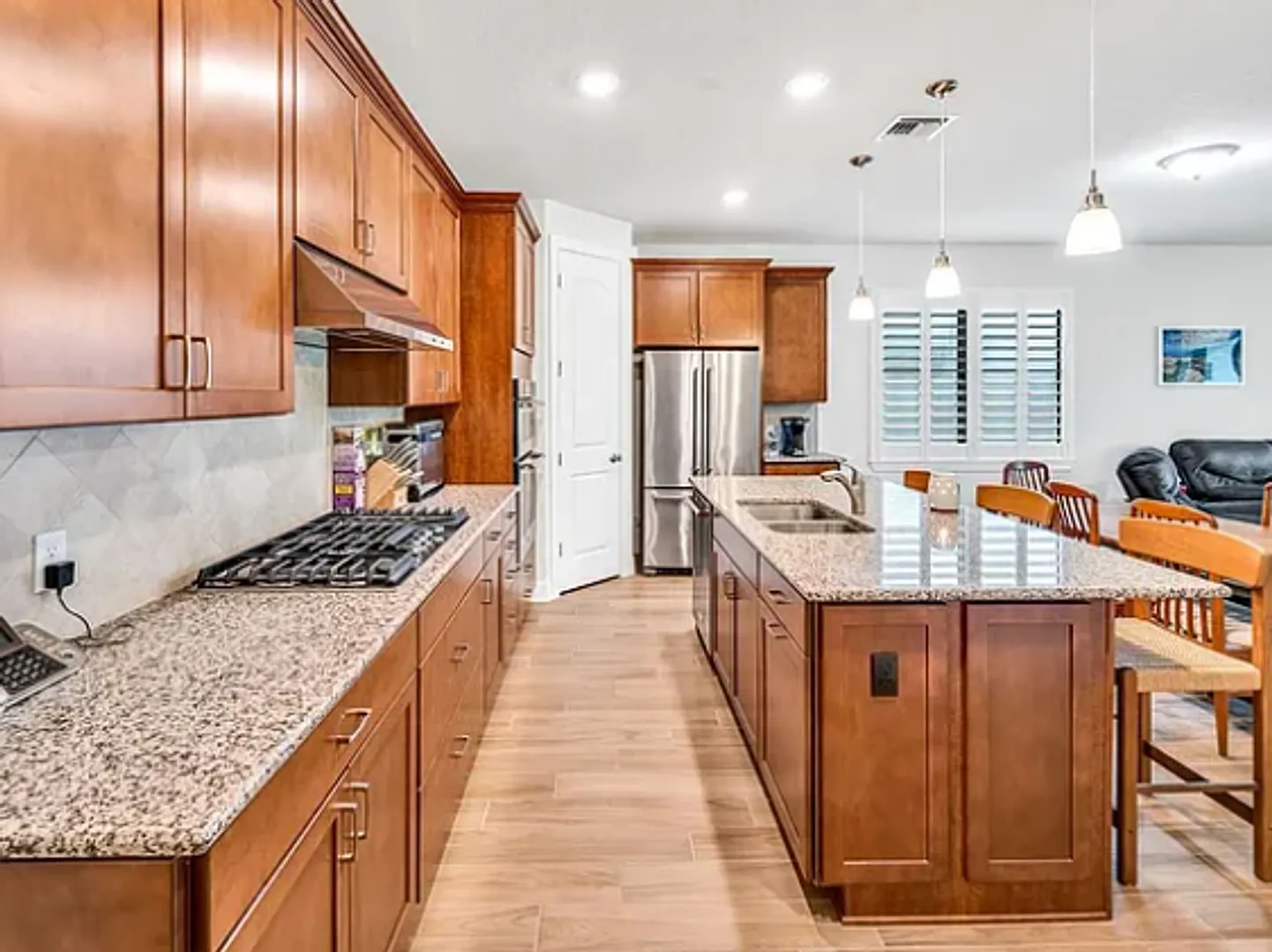 Beautiful home on a corner lot. — Photo 2