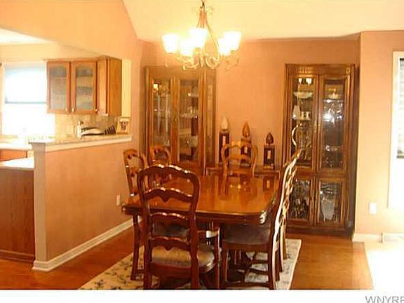 4th image of 8071 Laurel Park Ln