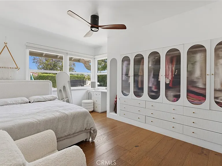 22960 Calvert St — Photo 34