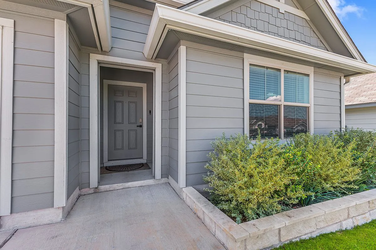 4 bed, 2.0 bath, 1796 sqft, $2,200 — Photo 2
