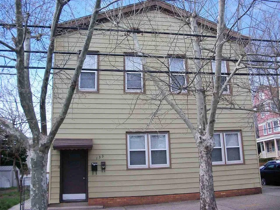 133 Avenue F