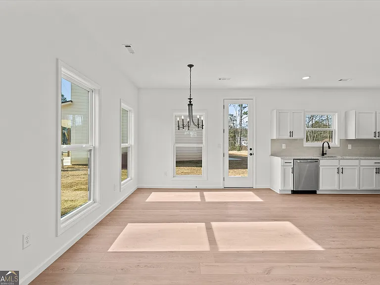 105 Carroll Cir — Photo 6