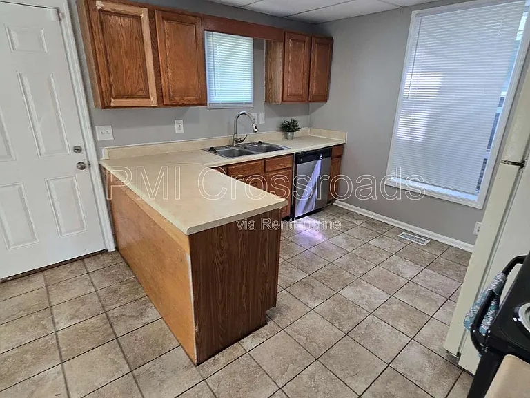 153 S Cypress Ave — Photo 8