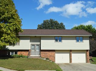 401 Zuider Zee Ct SE, Orange City, IA 51041