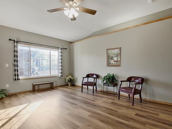 5th image of 1025 E Rushwood Dr