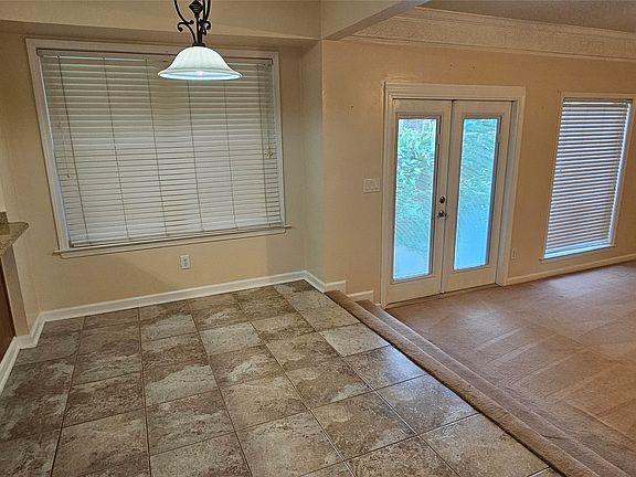 5th image of 210 Sweetbriar Ln