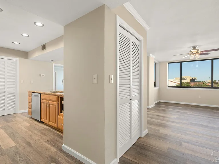 402 Port Royal Way — Photo 5