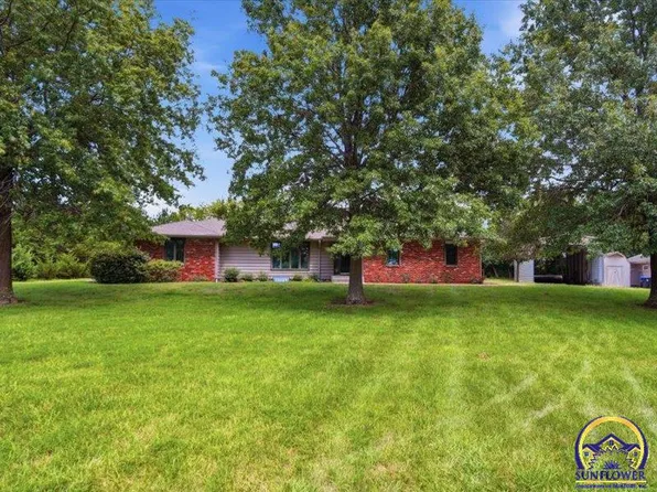 8822 SW 37th St, Topeka, KS 66614