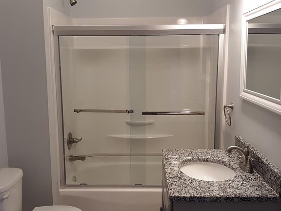 4th image of 824 1/2 Maine St