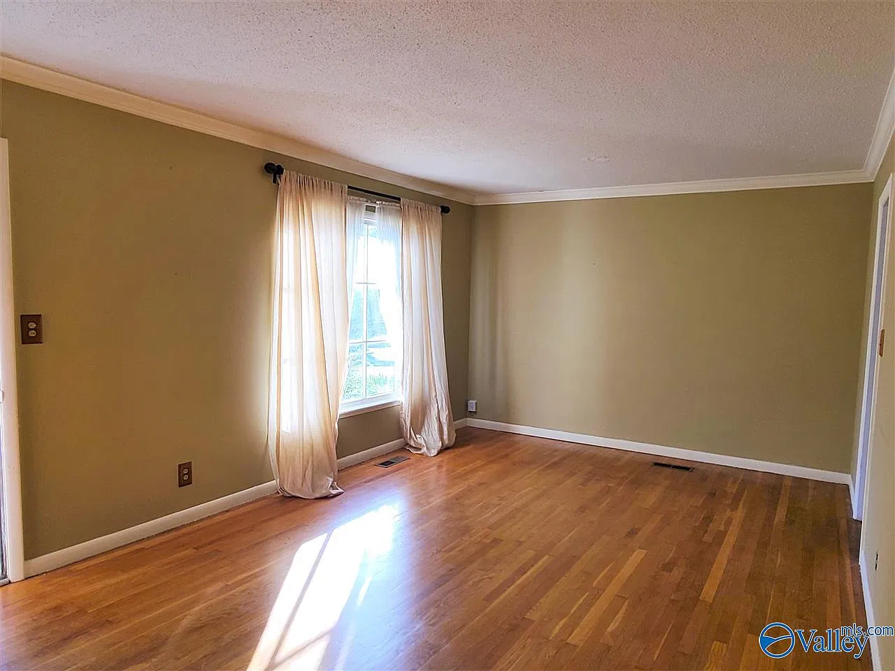 3 bed, 1.5 bath, 1700 sqft, $1,295 — Photo 4