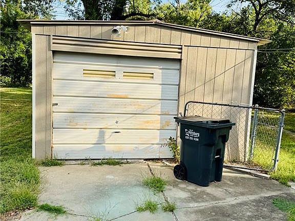 3rd image of 407 E 22nd St