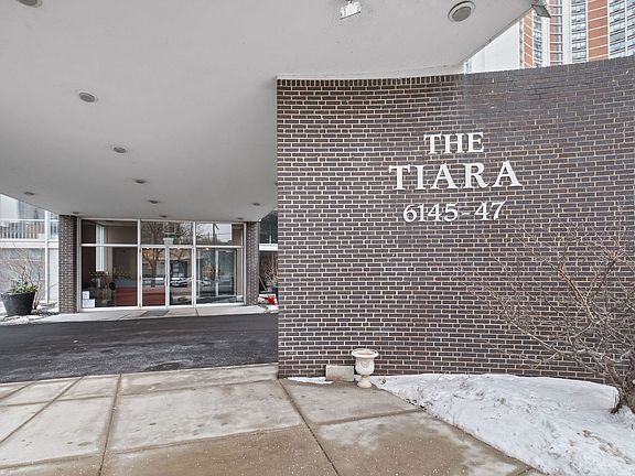 2nd image of 6147 N Sheridan Rd APT 5B