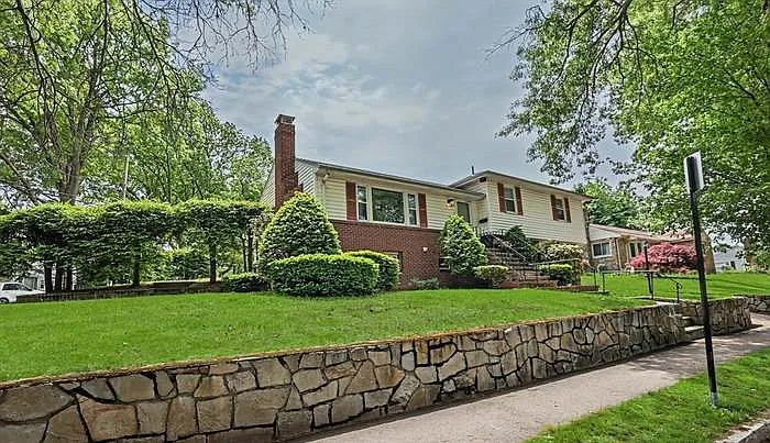 122 Puritan Dr — Photo 2