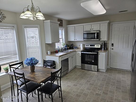 5th image of 98 Wintergreen Drive